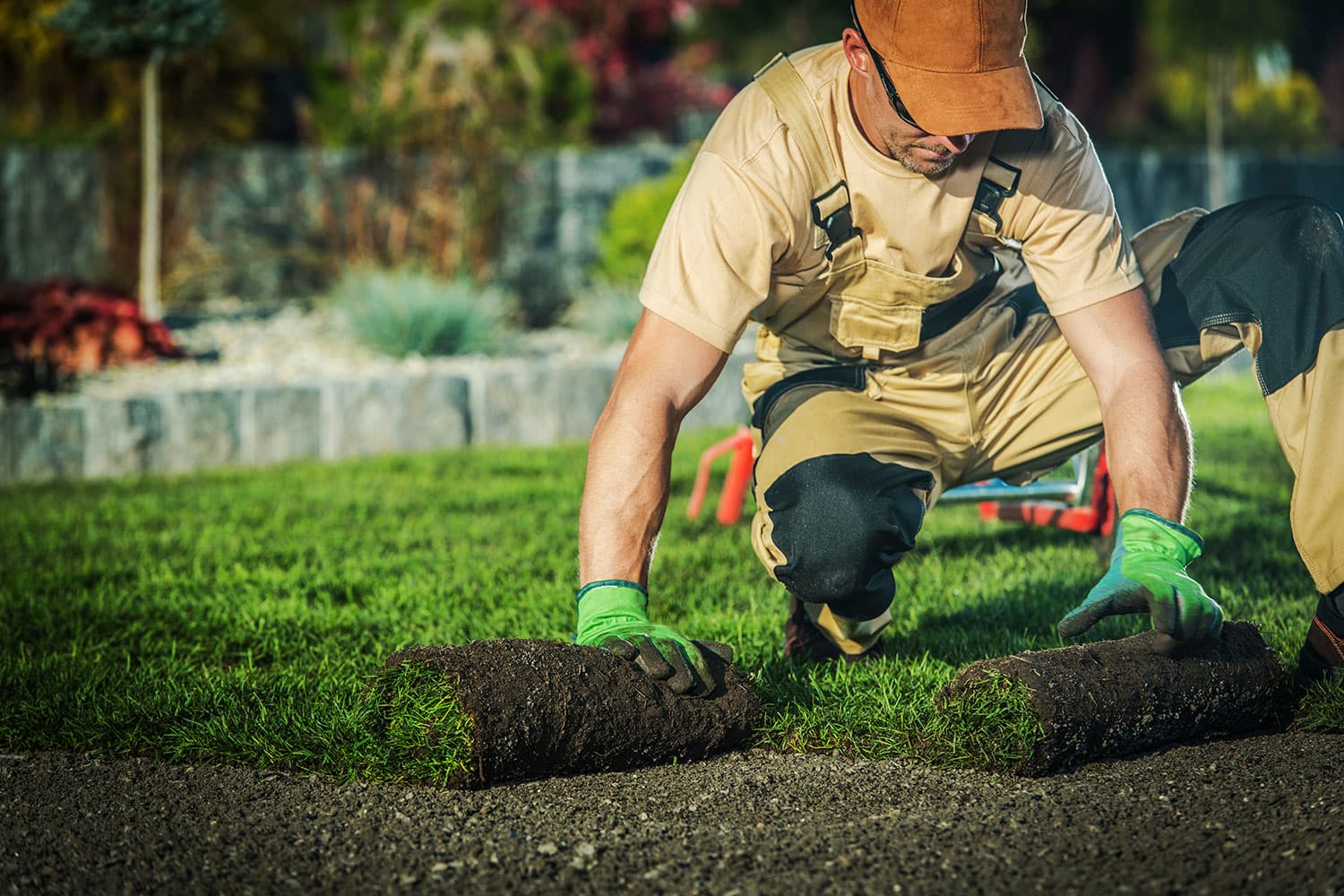 Tuinman aan het werk, gras aanleggen