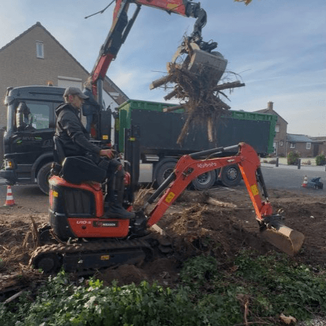 Siem Flos minigraver tijdens tuinwerkzaamheden