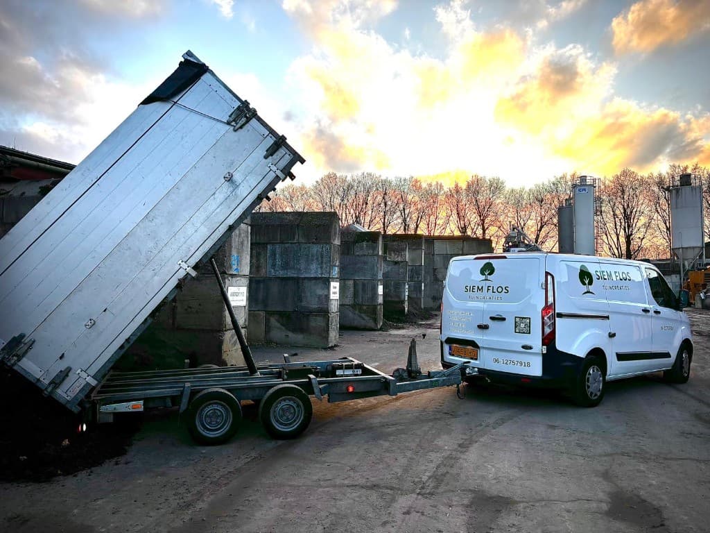 Siem Flos Tuincreaties vrachtwagen met aanhangwagen